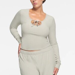 SKIMS | SOFT LOUNGE | TIE FRONT LONG SLEEVE TOP | Talc | Medium